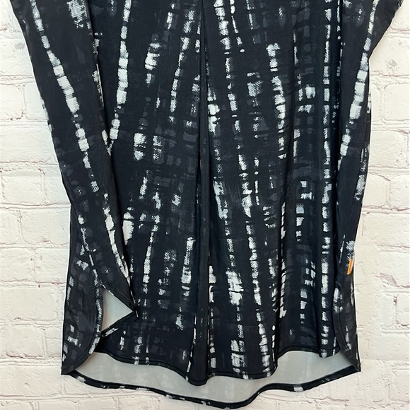 Lucy Activewear Sleeveless V Neck Top - Picture 3 of 10